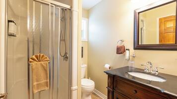 Luxury Cottage, 2 Bedrooms (Deerview) | Bathroom | Free toiletries, hair dryer, towels