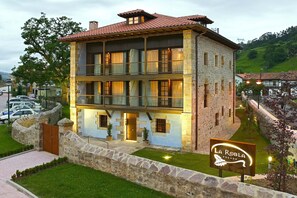 A two-story stone building with a sign reading "La Robla Posada." - Apartamentos Posada La Robla (Castaneda)