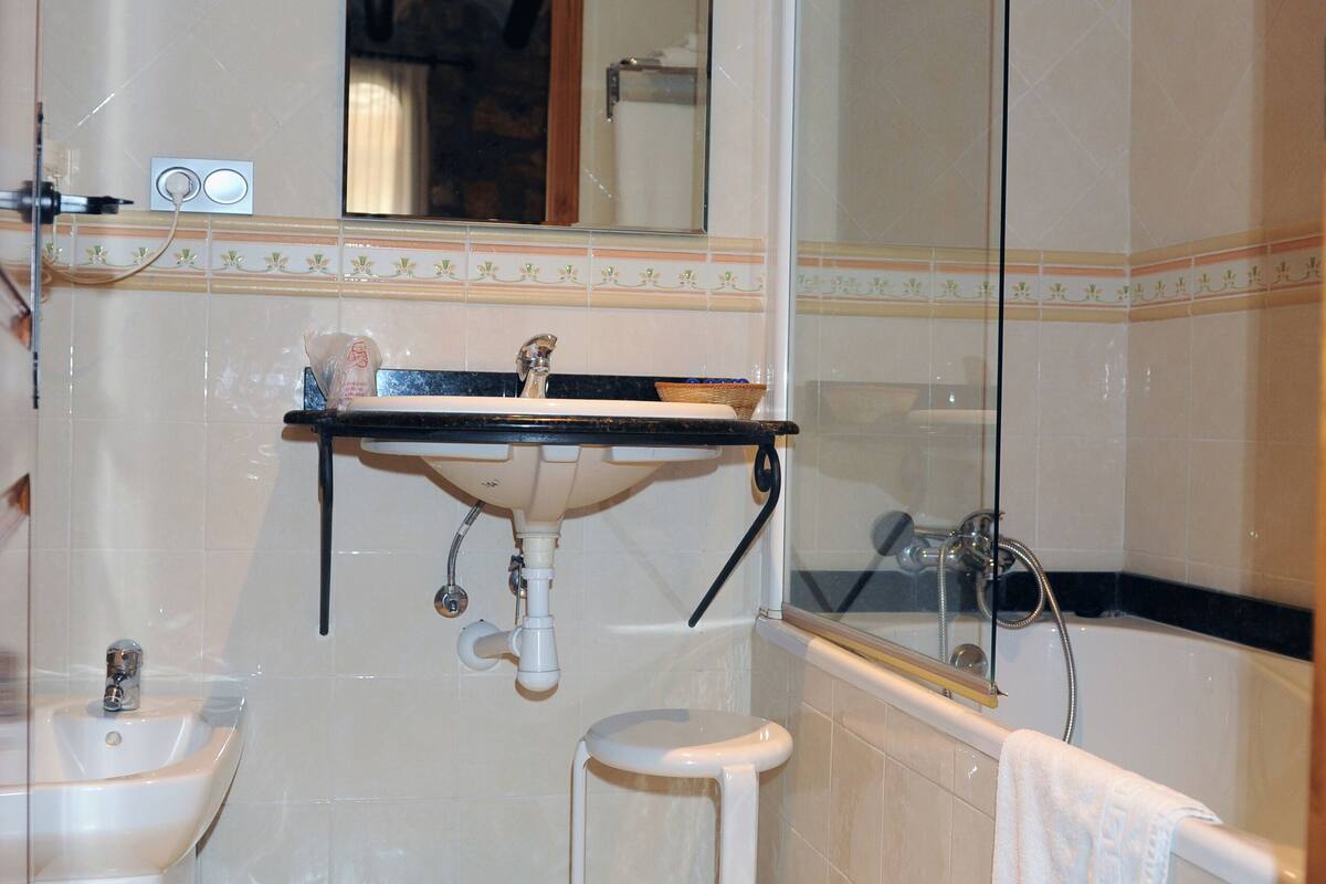 superior double room | bathroom | free toiletries, hair dryer, bidet, towels