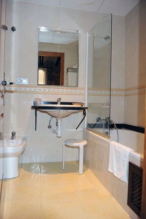 Habitación doble superior | Baño | Artículos de higiene personal gratuitos, secador de pelo, bidé y toallas