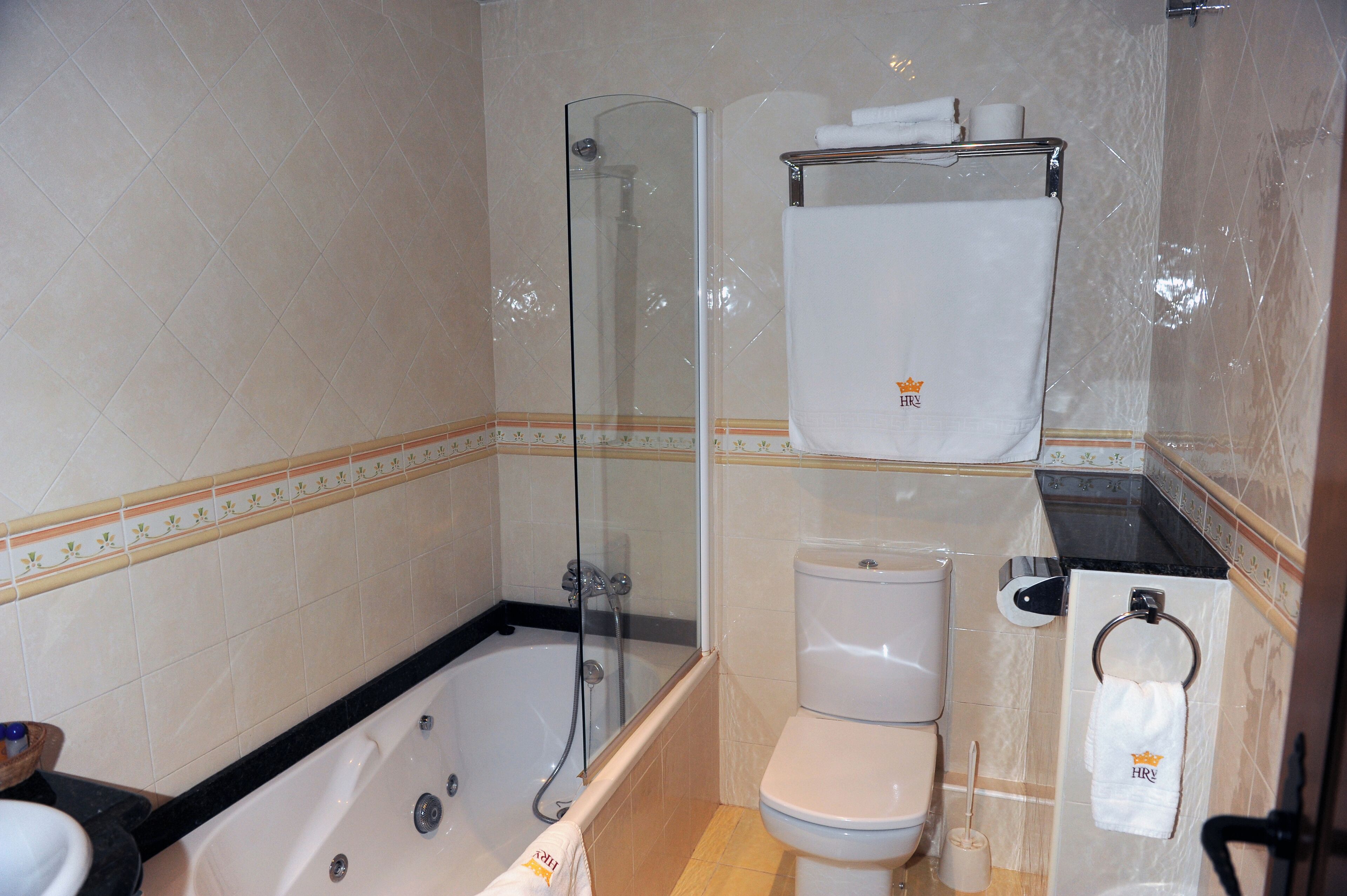 superior double room | bathroom | free toiletries, hair dryer, bidet, towels
