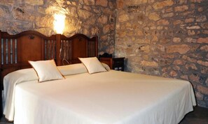 Desk, blackout drapes, free WiFi, bed sheets - Hotel Restaurant Verdià (Sueras)