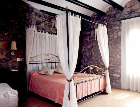 Escritorio, cortinas blackout, wifi gratis y ropa de cama . Hotel Restaurant Verdià