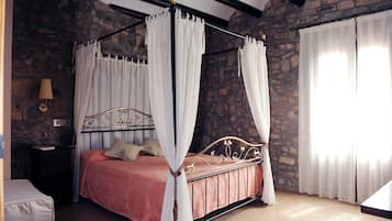 Superior Double Room | Desk, blackout drapes, free WiFi, bed sheets