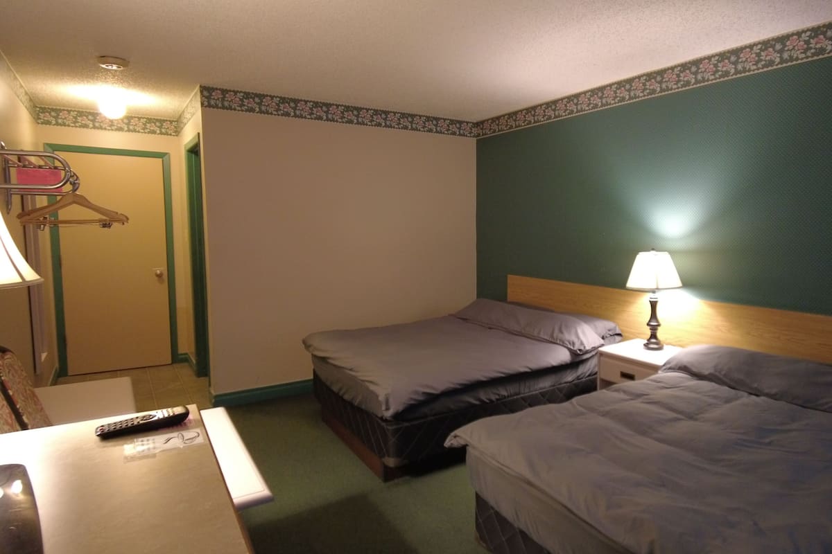 Kamar Standar, 2 Tempat Tidur Double | Meja kerja, setrika/meja setrika, Wi-Fi gratis, dan seprai linen