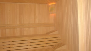A sauna with wooden benches and slatted seating. - Carmen Suite Hotel (Alanya)
