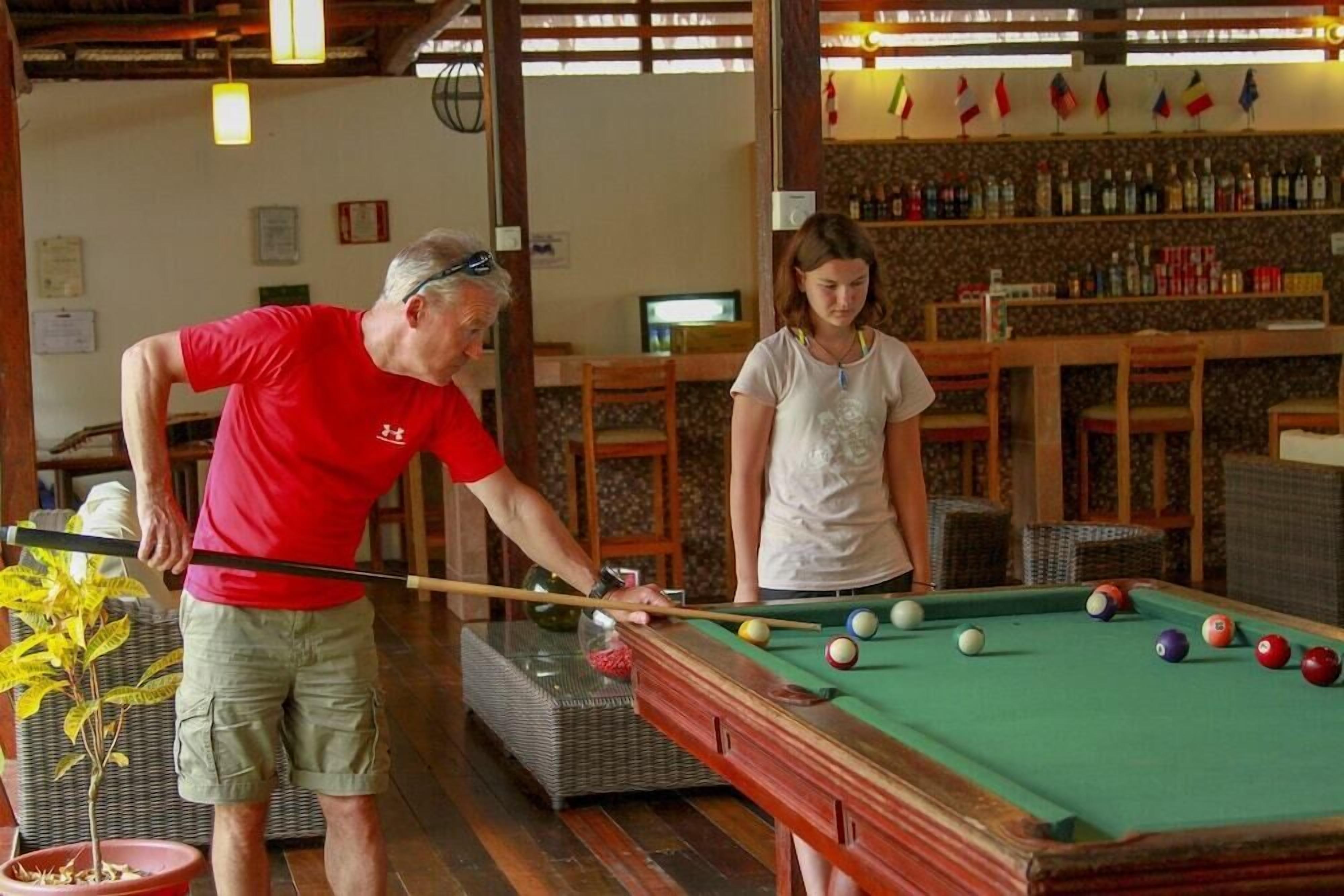 Bar (trong khuôn viên)