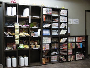 Une librairie avec de nombreuses étagères remplies de livres et de collations.