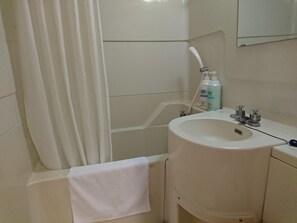 Een bad/douchecombinatie, een diep bad, gratis toiletartikelen