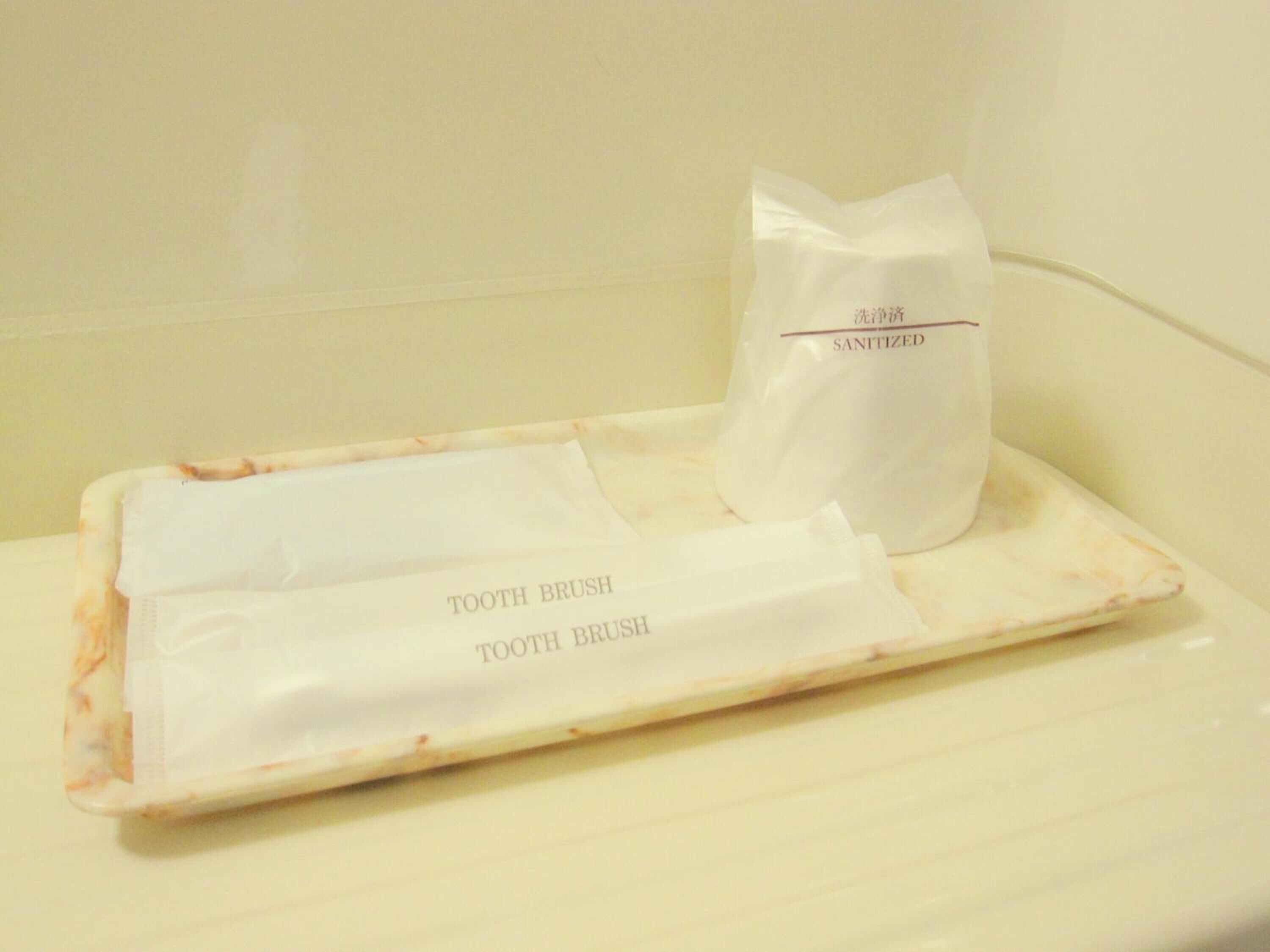 Combined shower/tub, deep soaking tub, free toiletries, hair dryer