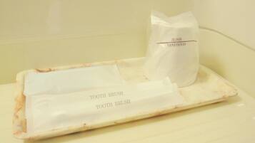 Combined shower/tub, deep soaking tub, free toiletries, hair dryer