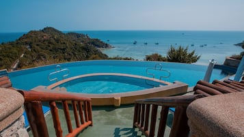 Piscine extérieure, chaises longues