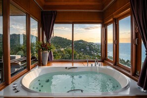 Jacuzzi Seaview Room | Minibar, individuell dekoriert, individuell eingerichtet