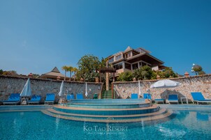 Una piscina al aire libre, tumbonas