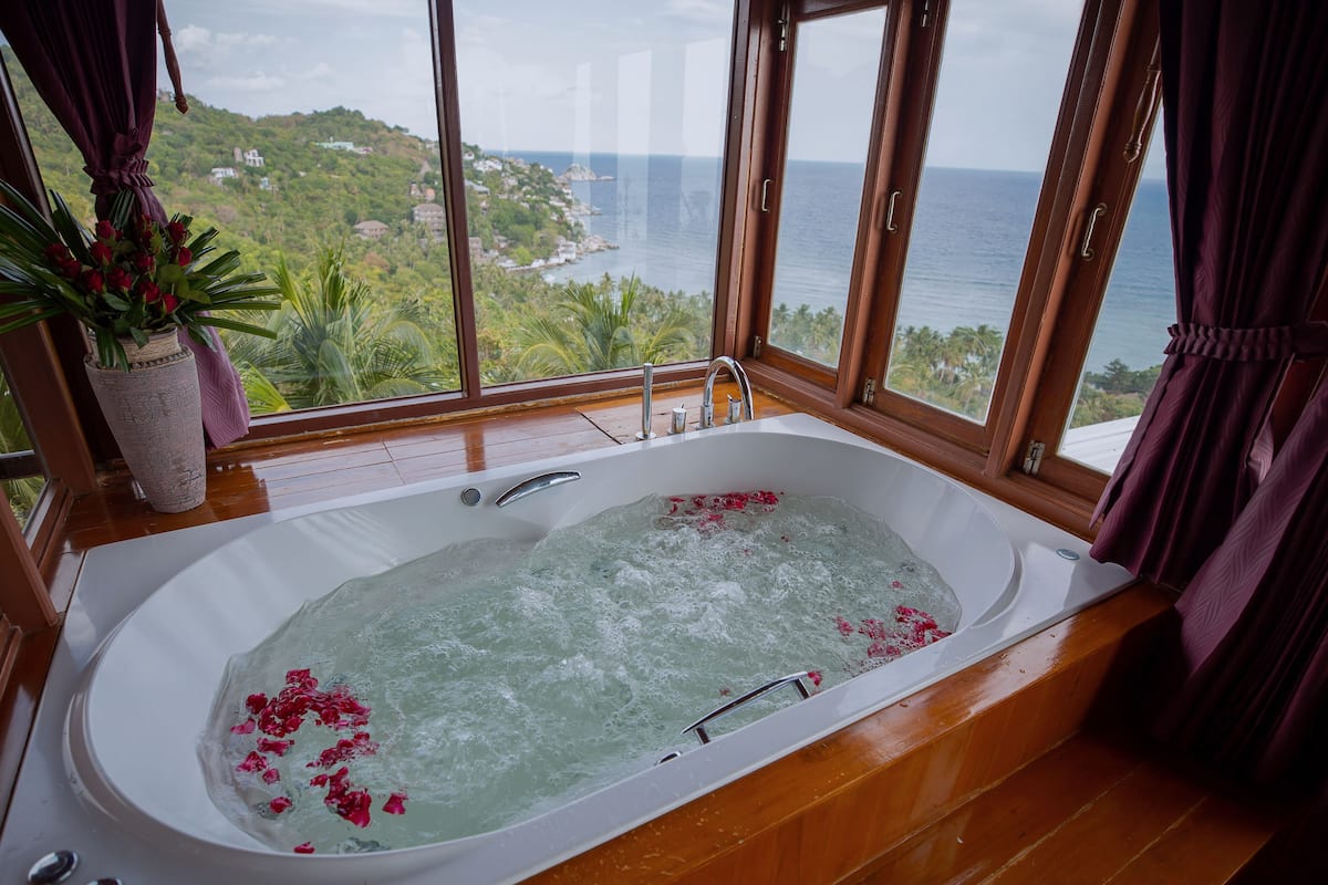 Jacuzzi Seaview Room | 1 habitación, minibar, decoración personalizada y muebles diferentes