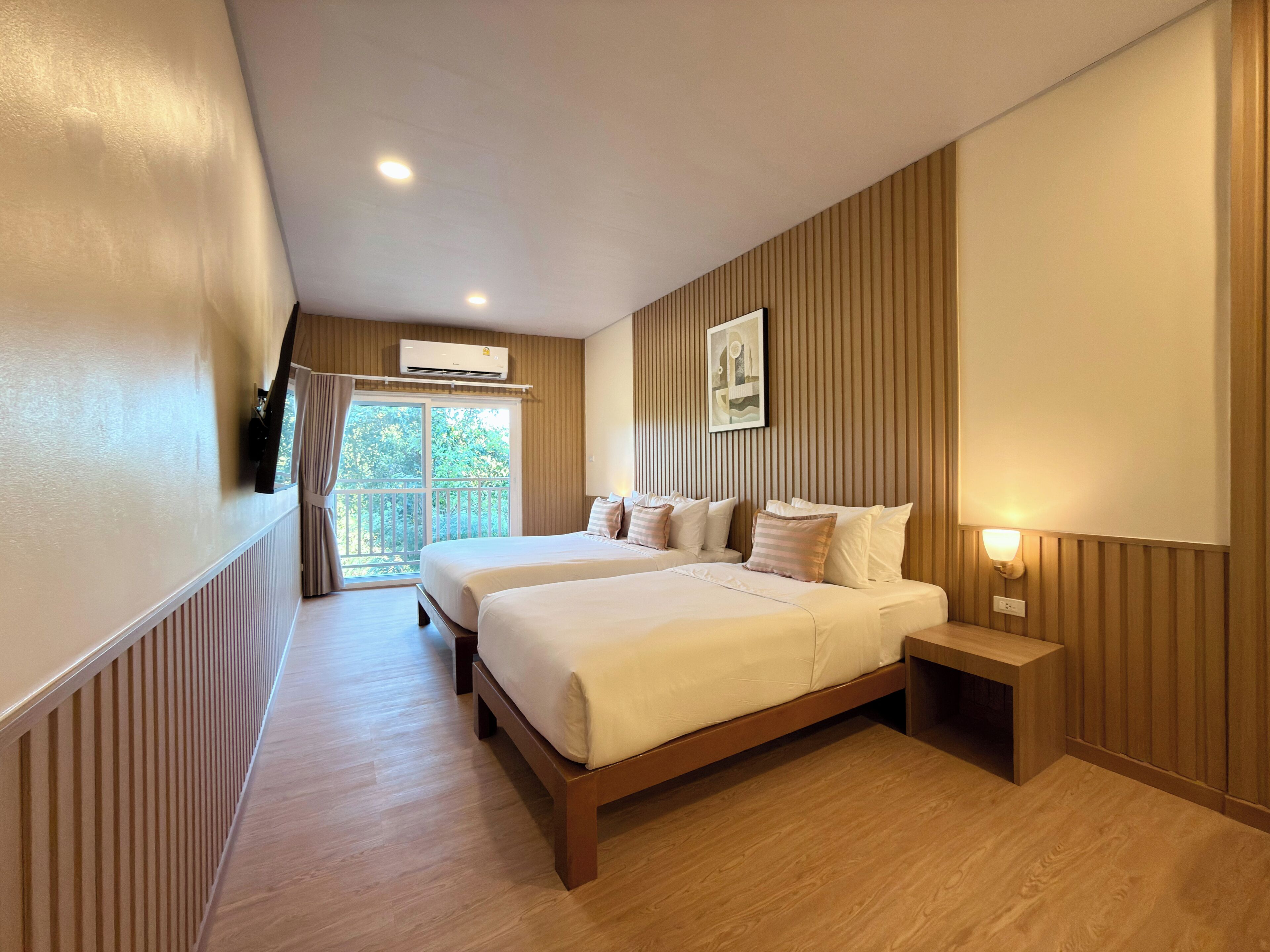 Deluxe-Dreibettzimmer | Minibar, individuell dekoriert, individuell eingerichtet