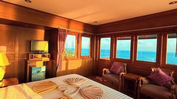 Minibar, individually decorated, individually furnished, desk