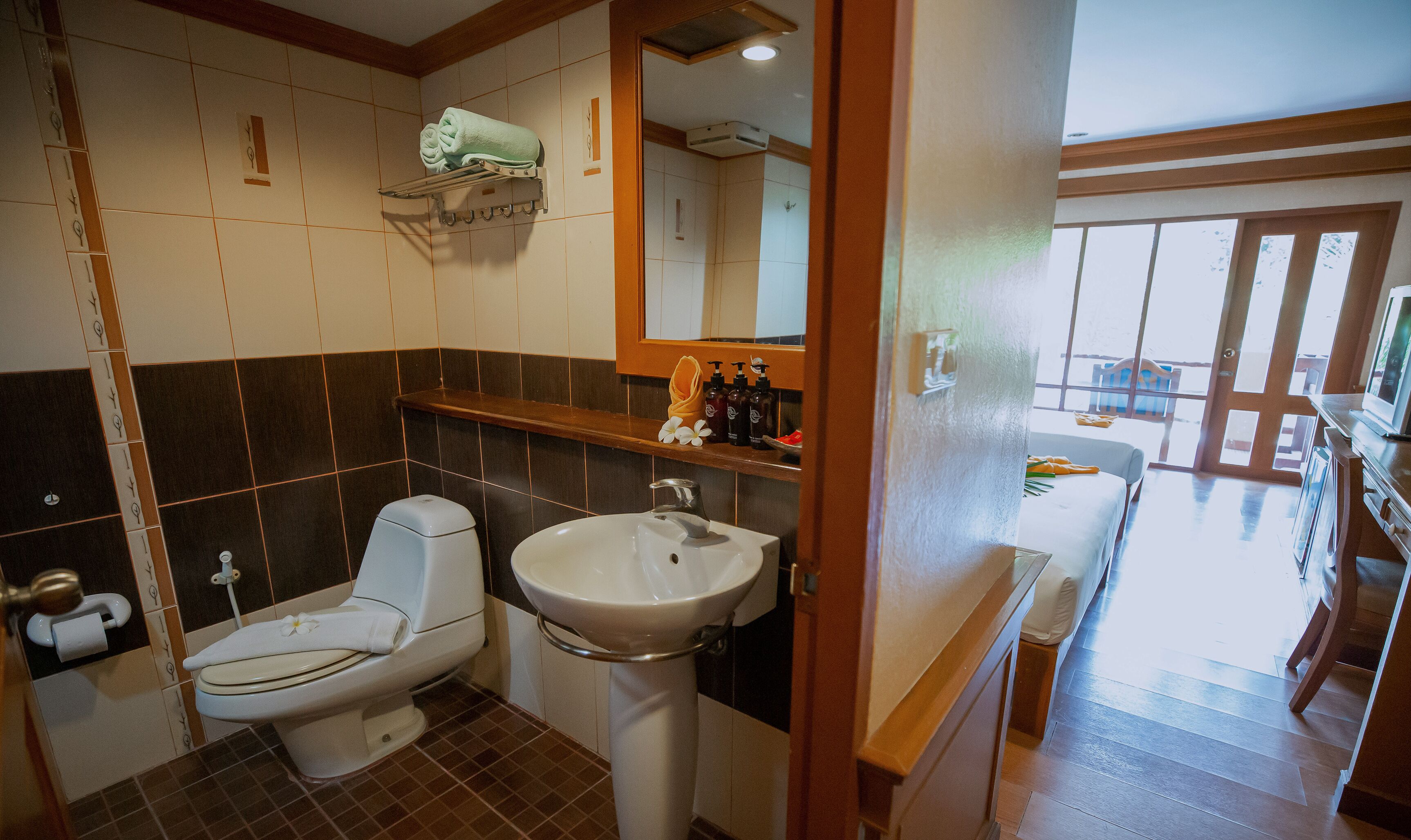 shower, rainfall showerhead, free toiletries, hair dryer