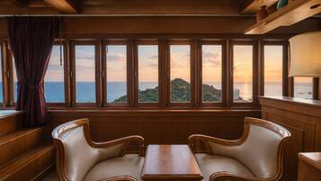 Jacuzzi Seaview Room | Minibar, decoración personalizada y muebles diferentes