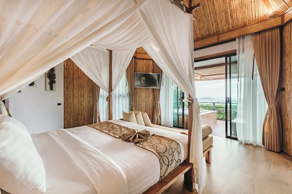 Premium Jacuzzi Villa | Biancheria da letto ipoallergenica, una cassaforte in camera