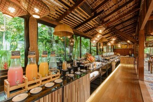 Sarapan prasmanan setiap hari (THB 350 per orang)