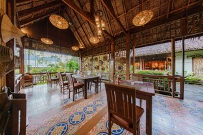 Breakfast, lunch, dinner served; Halal dishes 