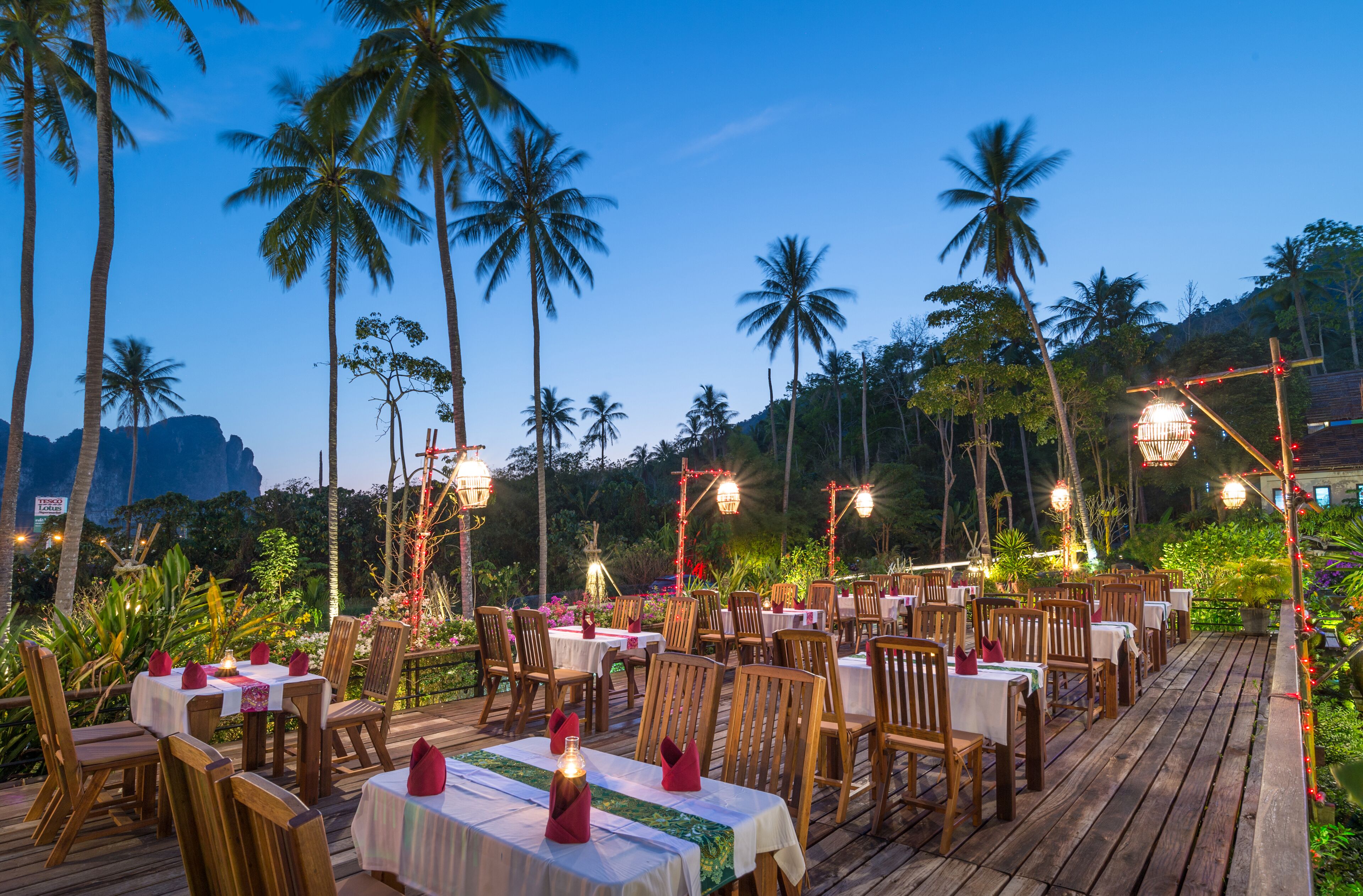 breakfast, lunch, dinner served; halal dishes