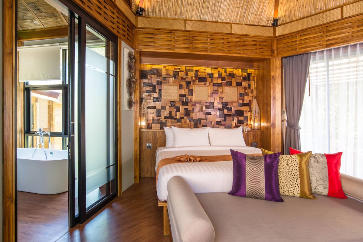 villa (tree top) | hypo-allergenic bedding, in-room safe, desk, blackout curtains