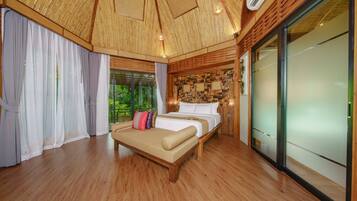 Villa (Tree Top) | Allergitestet sengetøy, safe på rommet, skrivebord og blendingsgardiner