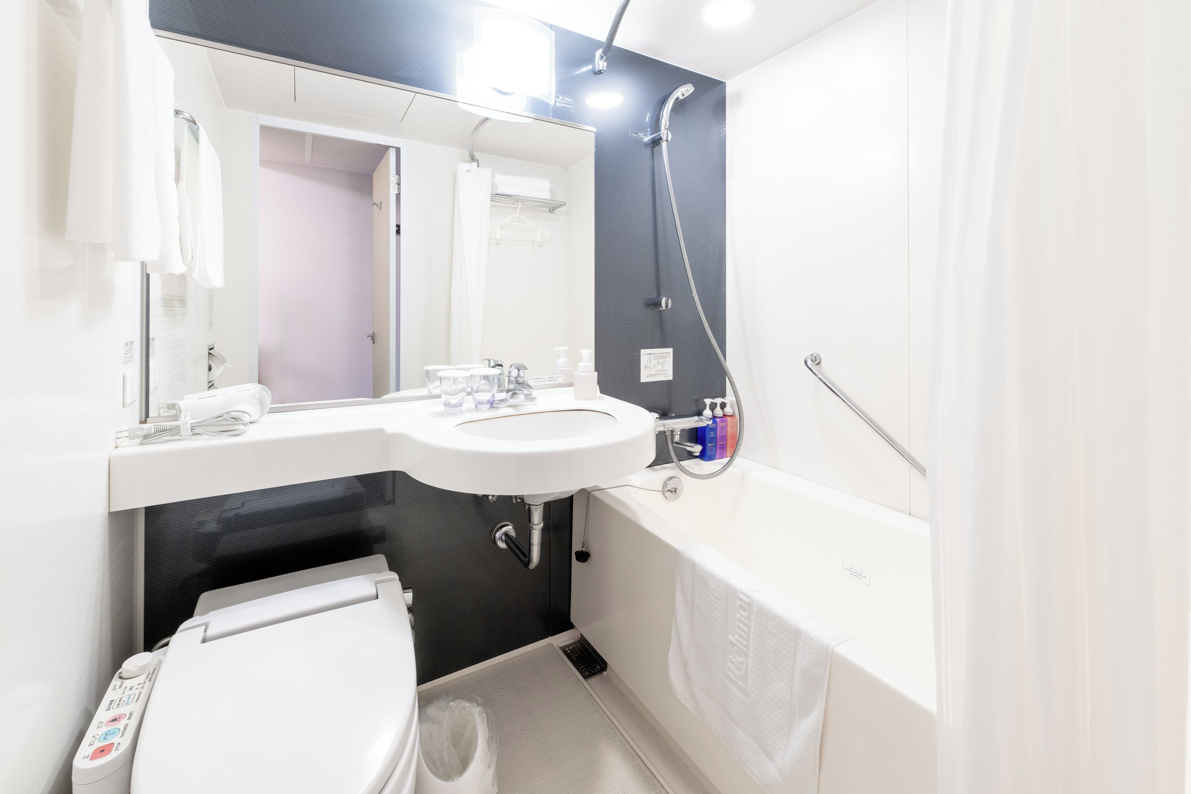 combined shower/bathtub, deep-soaking bathtub, free toiletries