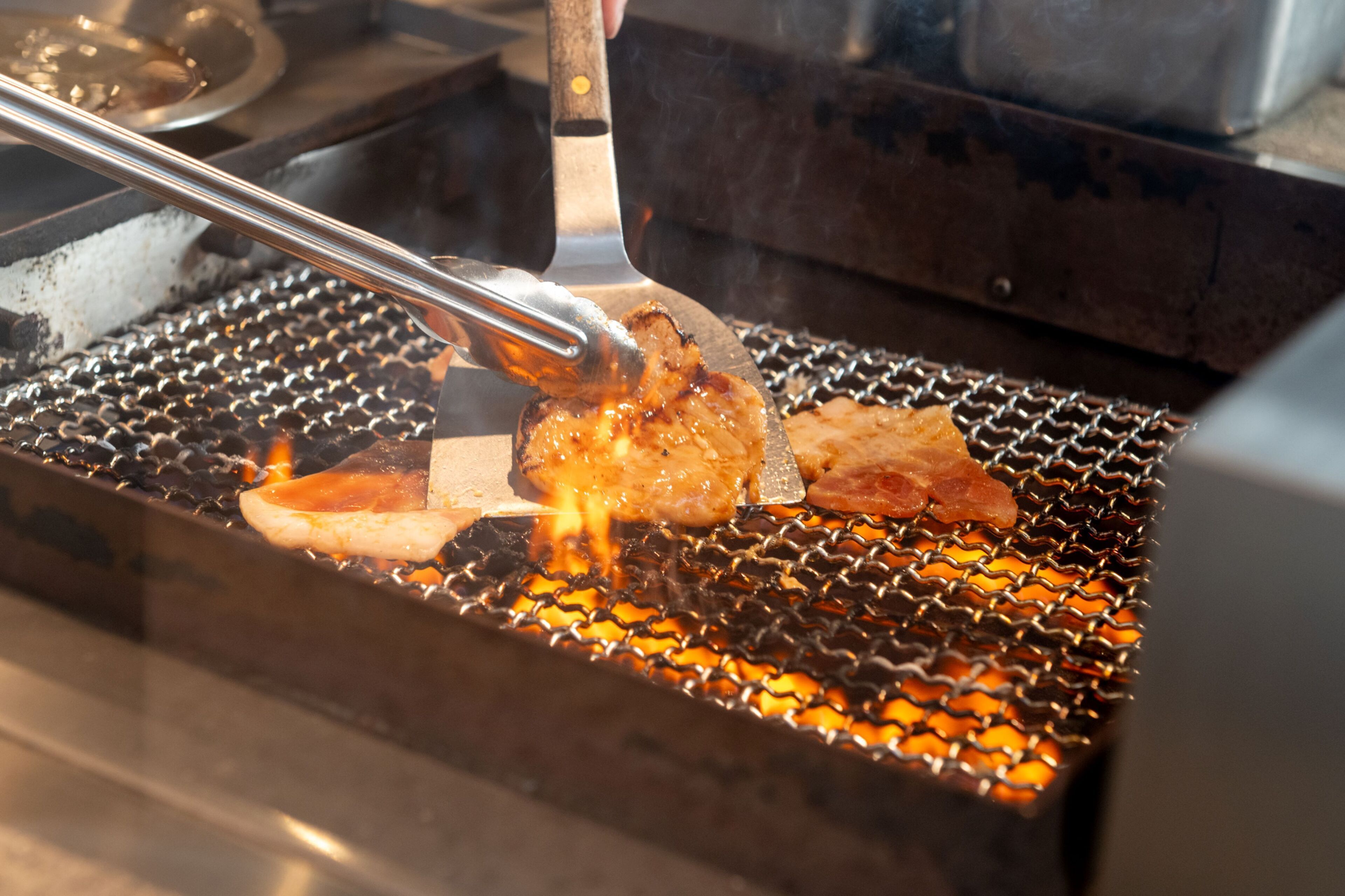 Una parrilla con comida cocinándose.