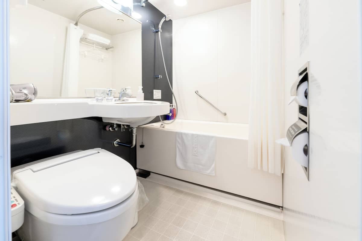 combined shower/bathtub, deep-soaking bathtub, free toiletries