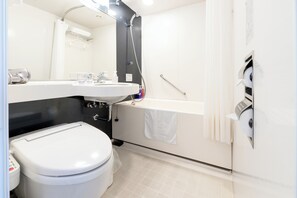 Een moderne badkamer met toilet, wastafel en douche.