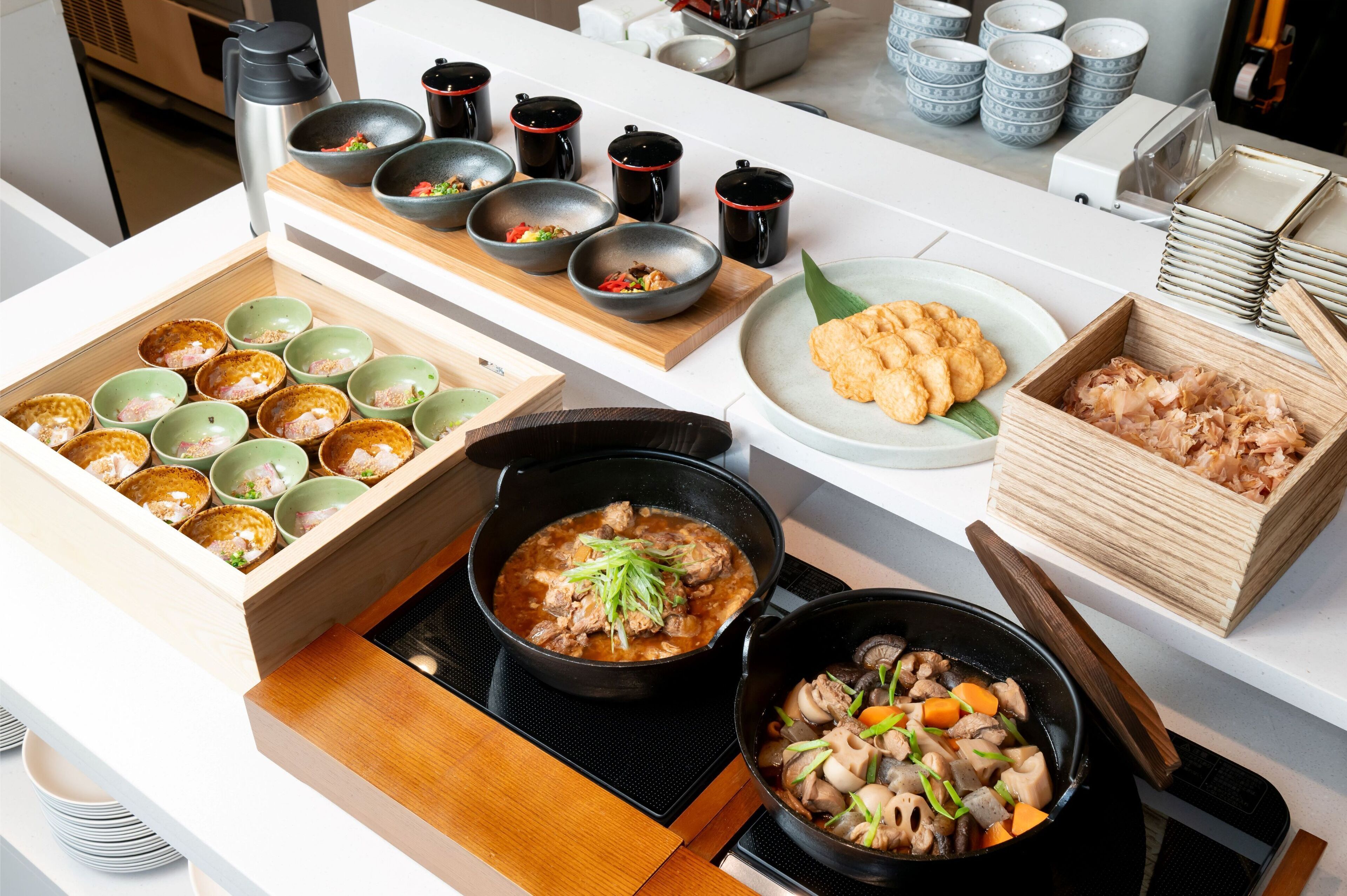 بوفيه فطور يوميًا بتكلفة قدرها (2200 JPY للشخص)