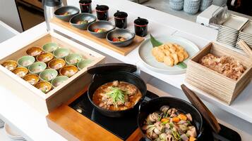 Desayuno buffet diario (JPY 2200 por persona)