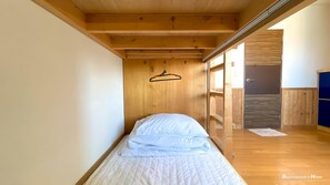Blackout drapes, free WiFi - Backpacker's Home (Seogwipo)
