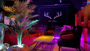 A modern lounge with a sofa, chairs, and a table. - Backpacker's Home (Seogwipo)