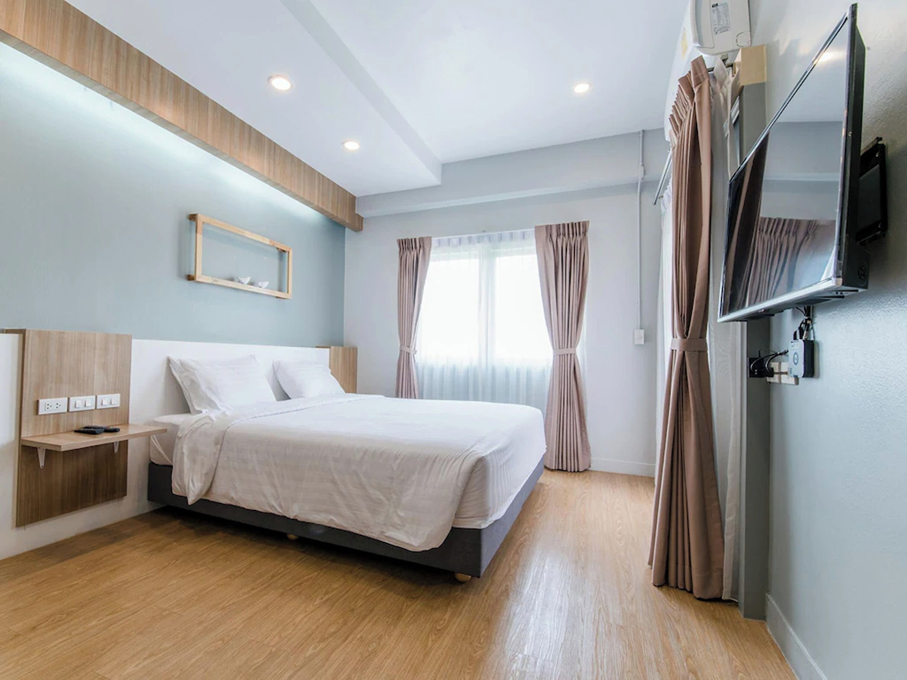 Caja de seguridad en la habitación y escritorio 