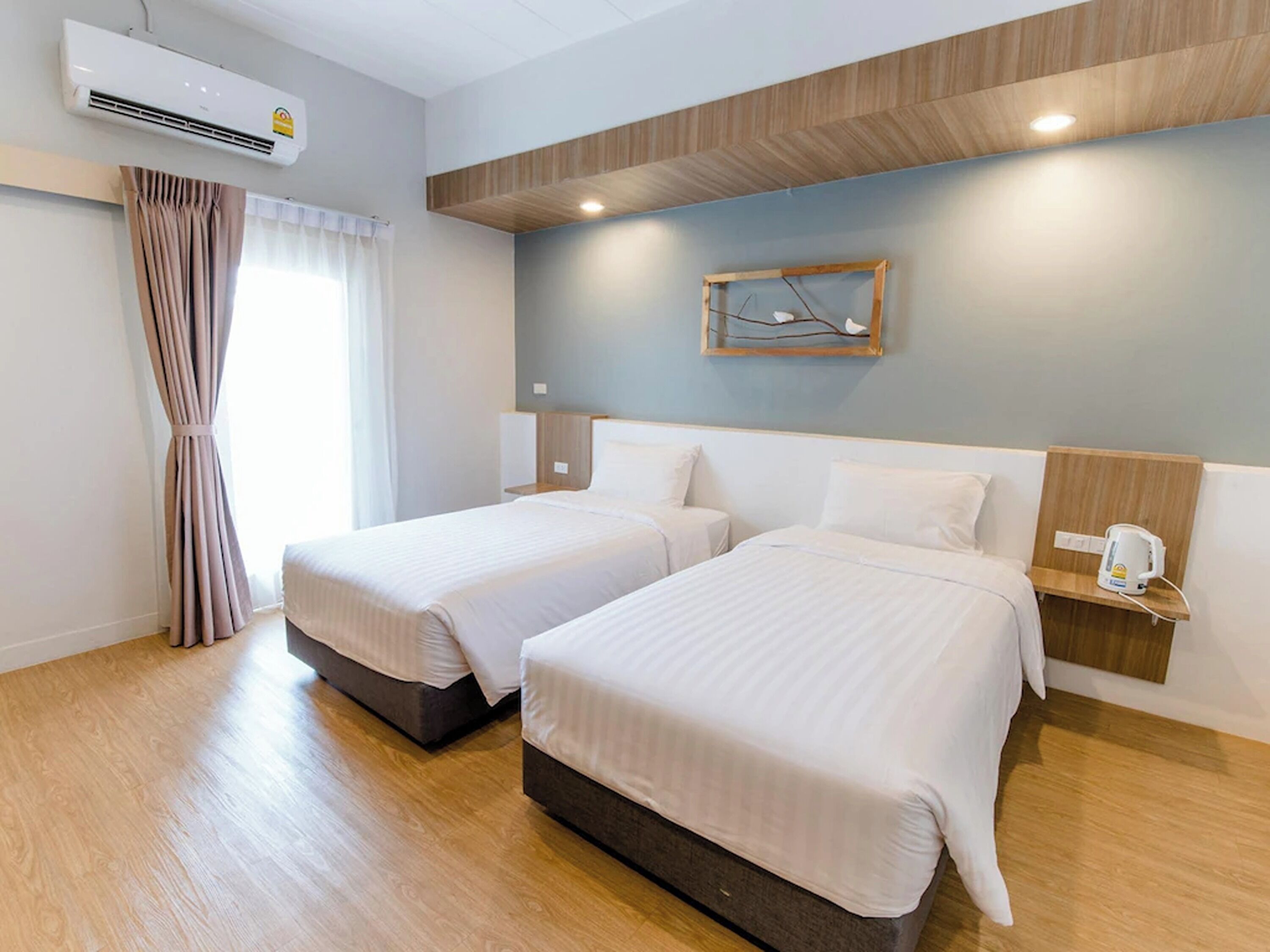 Caja de seguridad en la habitación y escritorio 