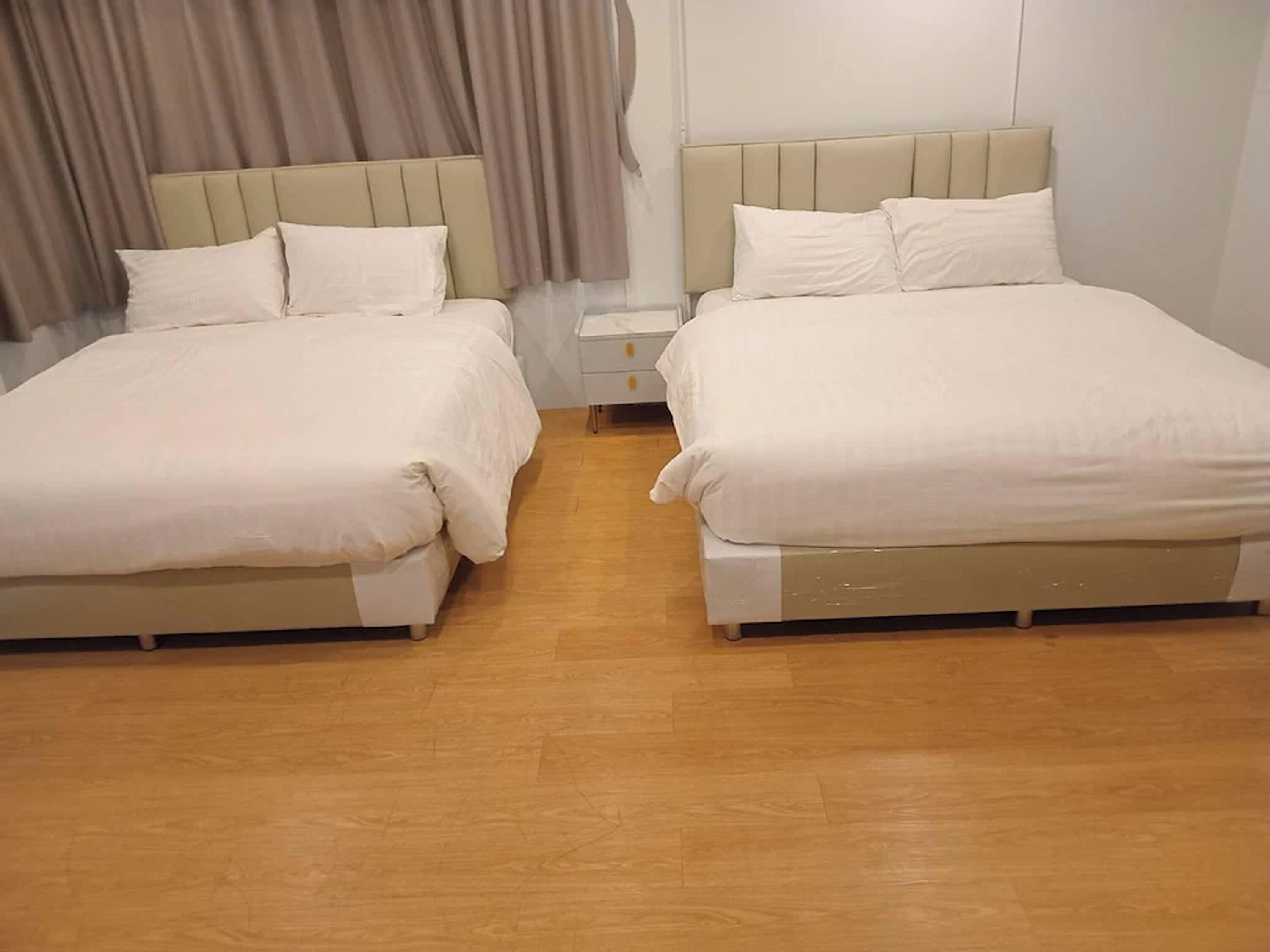 Caja de seguridad en la habitación y escritorio 