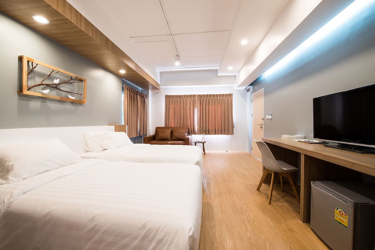 1 Schlafzimmer, Zimmersafe, Schreibtisch, laptopgeeigneter Arbeitsplatz