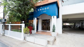 Vista frontal de la propiedad