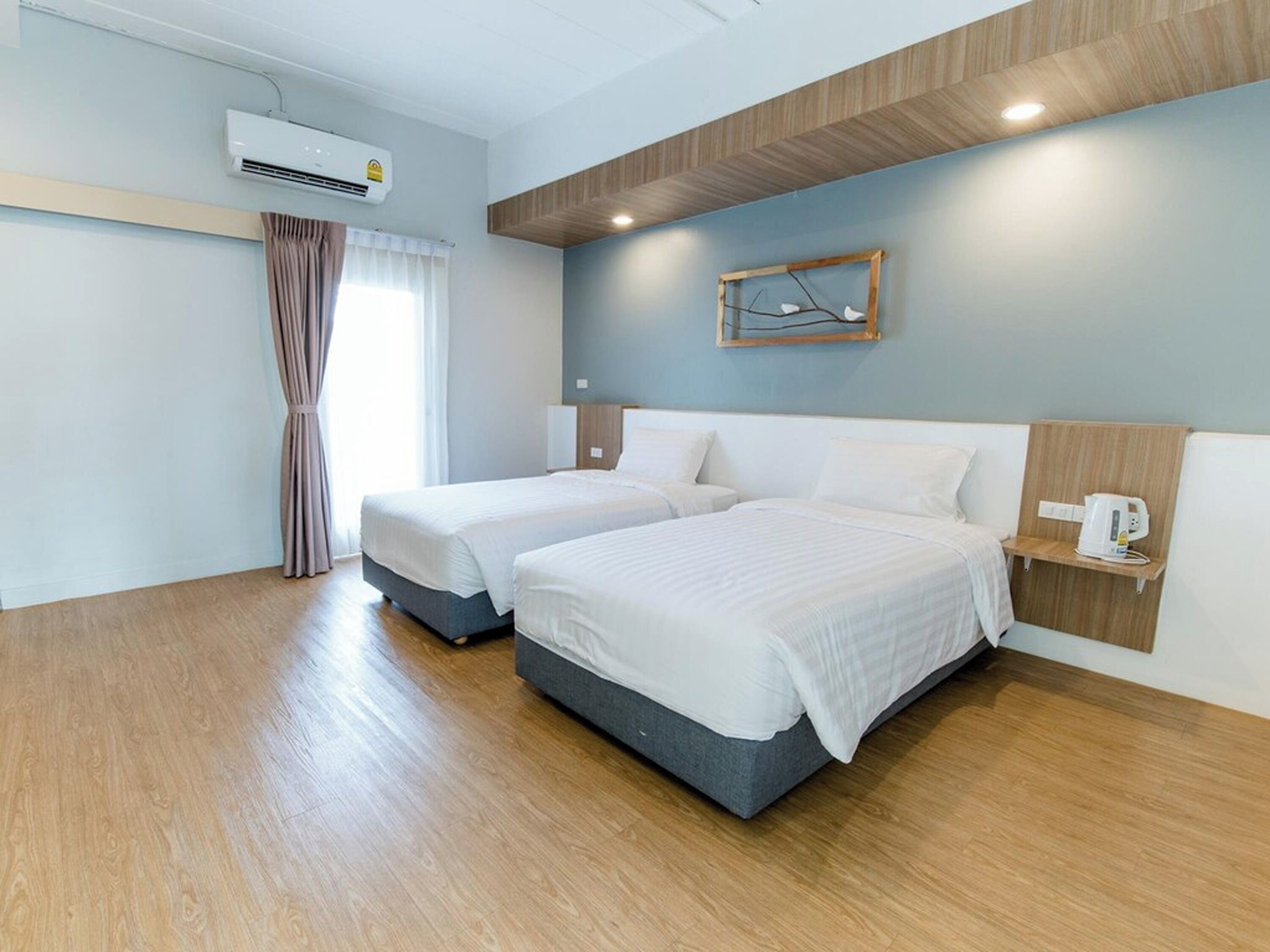 Caja de seguridad en la habitación y escritorio 