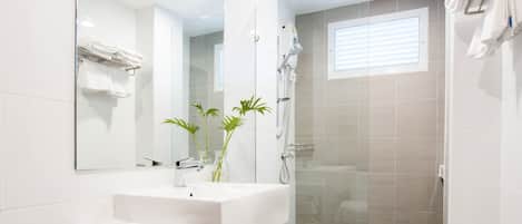 Ducha, toallas, jabón y champú