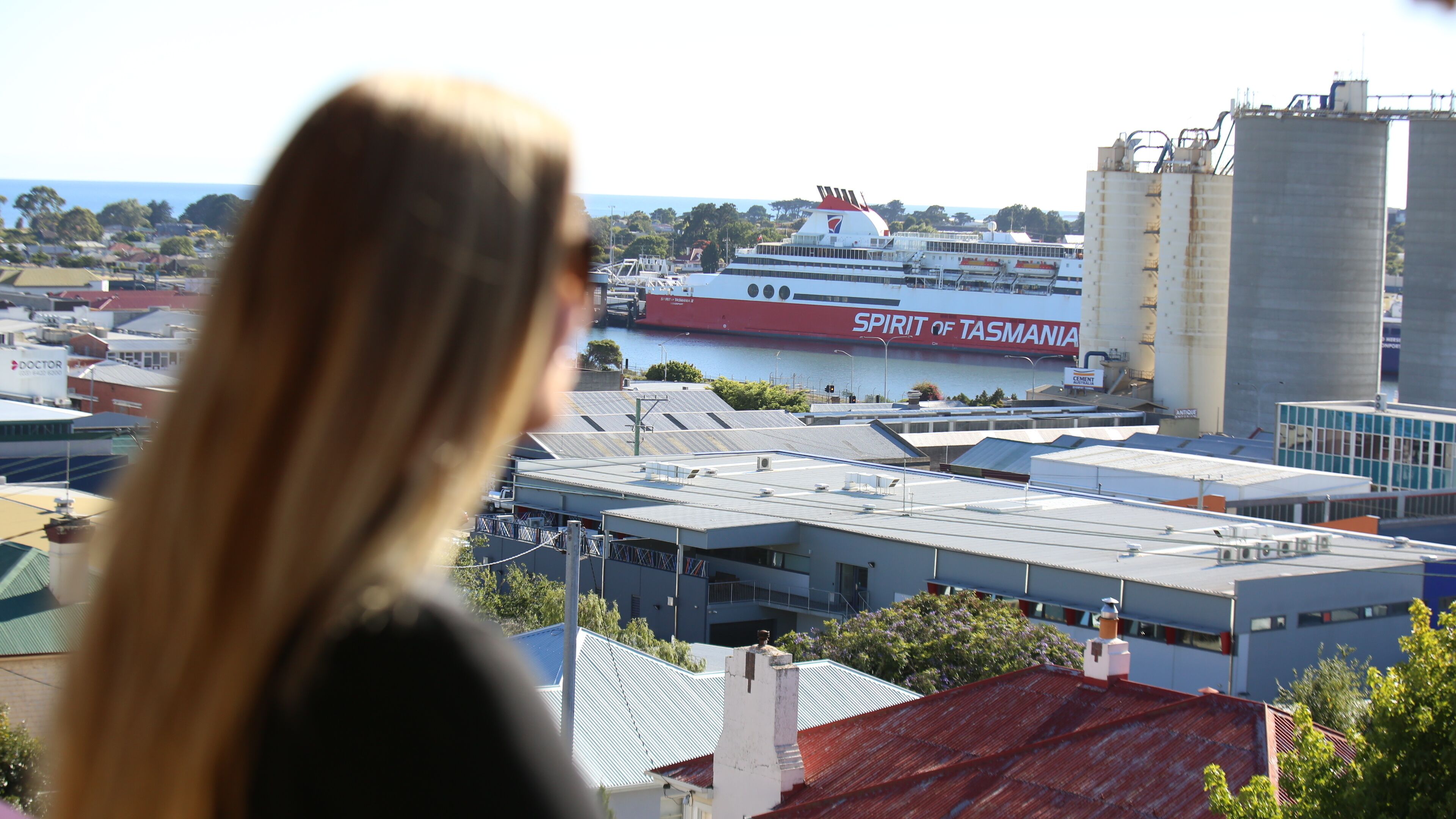 Una extensa zona industrial con un barco llamado "Spirit of Tasmania" en un puerto.
