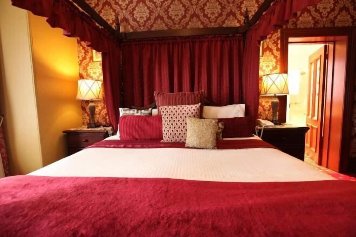 Premium bedding, minibar, blackout curtains, soundproofing