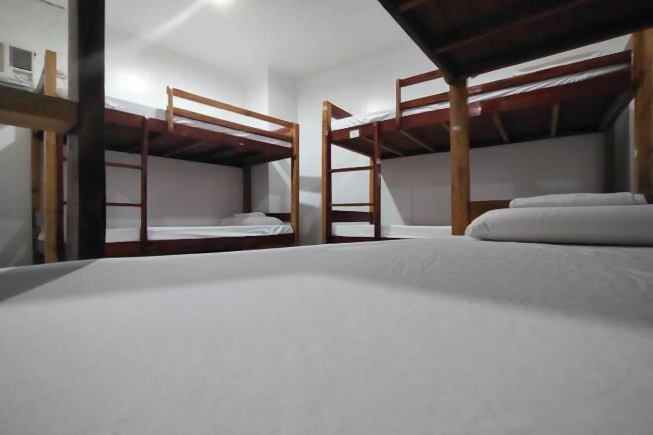 办公桌、免费 WiFi、床单