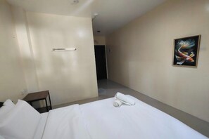 Escritorio, wifi gratis y ropa de cama 