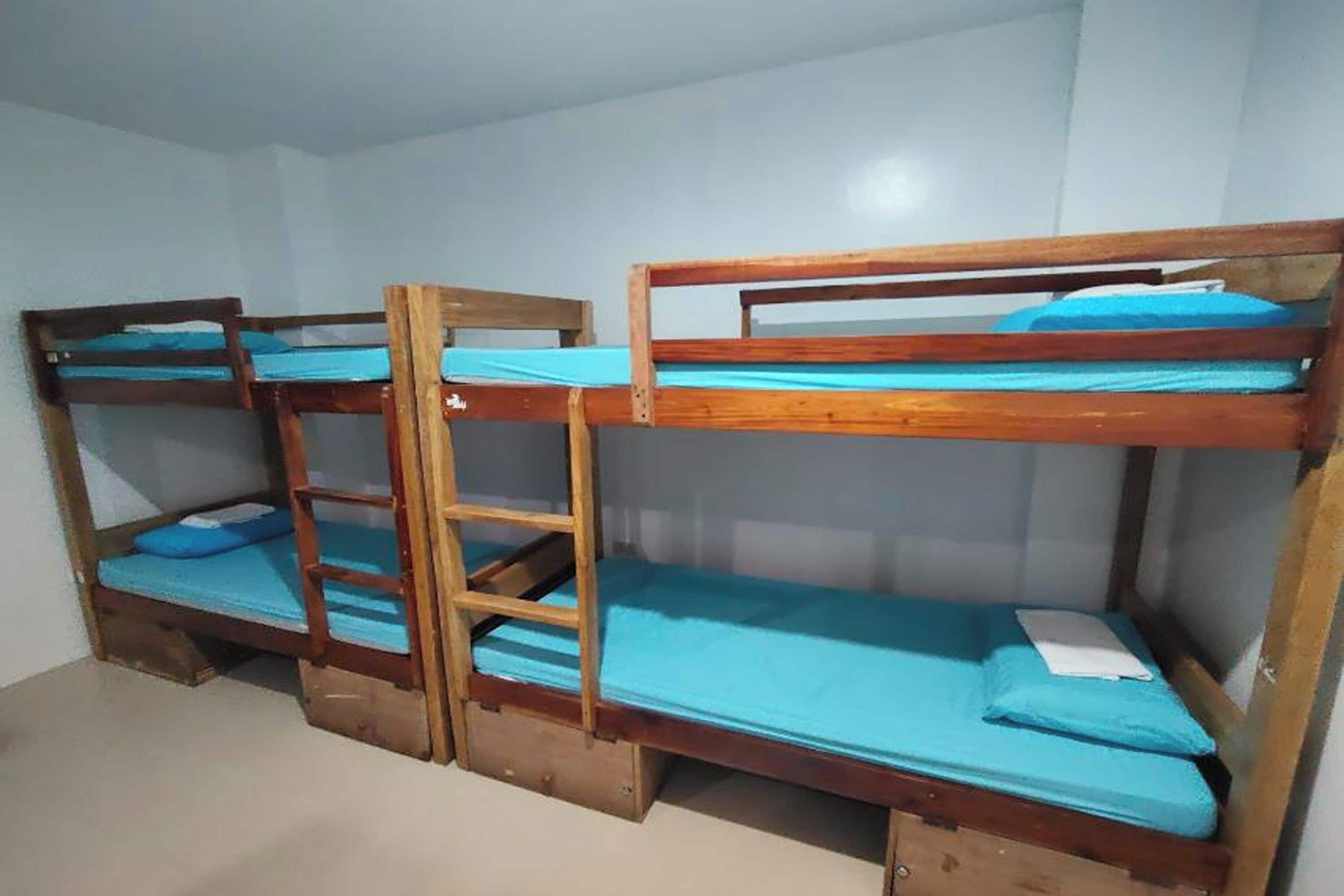 Escritorio, wifi gratis y ropa de cama 