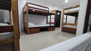 Dormitorio compartido, dormitorio mixto | Escritorio, wifi gratis, ropa de cama